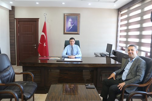 Ziraat Bankası müdürü İlker ÇALIŞKAN Kaymakamımız Mehmet Faruk SAYGIN' ı makamında ziyaret etti.